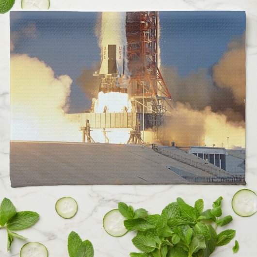 Aarde schudt als Saturnus V naar maan blaast Theedoek (Gevouwen)