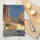 Aarde schudt als Saturnus V naar maan blaast Theedoek (Quarter Fold)