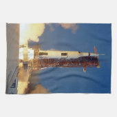 Aarde schudt als Saturnus V naar maan blaast Theedoek (Horizontaal)