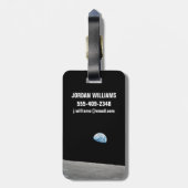 Aarde stijgt boven de maanhorizon. bagagelabel (Achterkant verticaal)