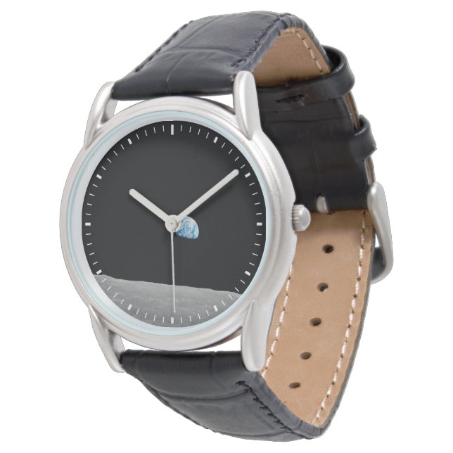 Aarde stijgt boven de maanhorizon. horloge (Gekanteld)