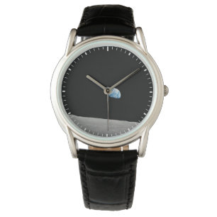 Aarde stijgt boven de maanhorizon. horloge