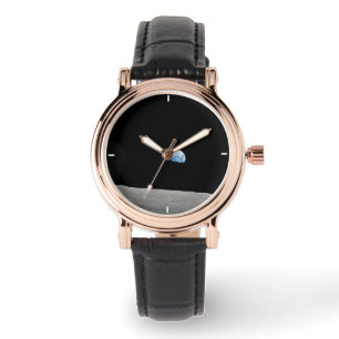 Aarde stijgt boven de maanhorizon. horloge