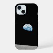Aarde stijgt boven de maanhorizon. iPhone 15 case (Achterkant)