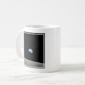 Aarde stijgt boven de maanhorizon. koffiemok (Voorkant links)