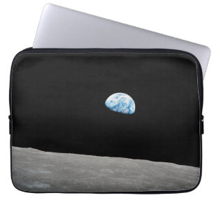 Aarde stijgt boven de maanhorizon. laptop sleeve