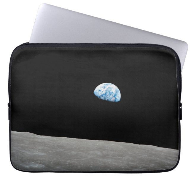 Aarde stijgt boven de maanhorizon. laptop sleeve (Voorkant)
