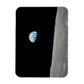 Aarde stijgt boven de maanhorizon. magneet (Verticaal)