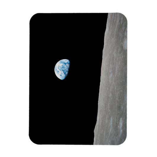 Aarde stijgt boven de maanhorizon. magneet (Verticaal)