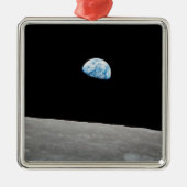 Aarde stijgt boven de maanhorizon. metalen ornament (Voorkant)