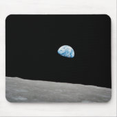 Aarde stijgt boven de maanhorizon. muismat (Voorkant)