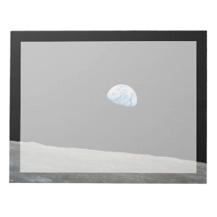 Aarde stijgt boven de maanhorizon. notitieblok