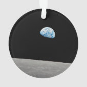 Aarde stijgt boven de maanhorizon. ornament (achterkant)