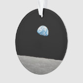 Aarde stijgt boven de maanhorizon. ornament (voorkant)