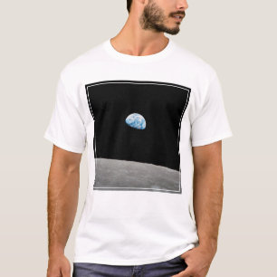 Aarde stijgt boven de maanhorizon. t-shirt
