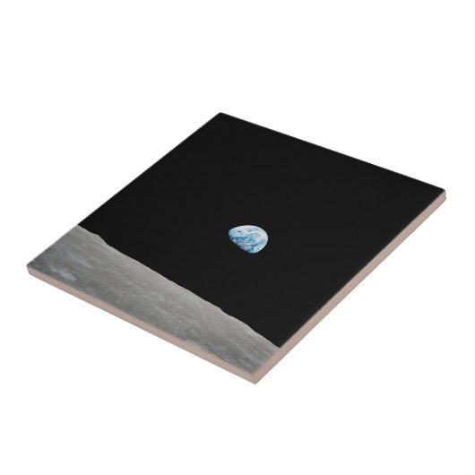 Aarde stijgt boven de maanhorizon. tegeltje (Zijkant)