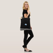 Aarde stijgt boven de maanhorizon. tote bag (Op model)