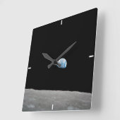 Aarde stijgt boven de maanhorizon. vierkante klok (Hoek)