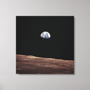 Aarde stijgt van het landoppervlak canvas afdruk