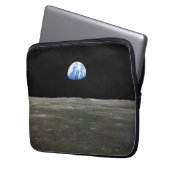 Aarde van maan in zwarte ruimte: aardopgang laptop sleeve (Voorkant Links)