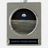 Aarde van maan in zwarte ruimte: aardopgang verzilverd banner ornament (Voorkant)