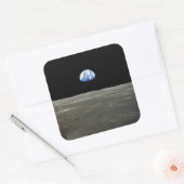 Aarde van maan in zwarte ruimte: aardopgang vierkante sticker (Envelop)