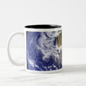 Aarde waarop het westerne halfrond is afgebeeld tweekleurige koffiemok (Links)