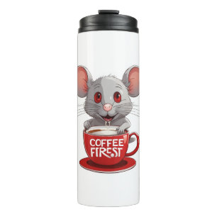 Aardige cafeïne muis in rode mok