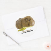 Aardige cavia die selderij eet Fotografie Ronde Sticker (Envelop)