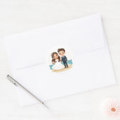 Aardige Chibi Bruid en Bruidegom – Strand Scene Ronde Sticker (Envelop)