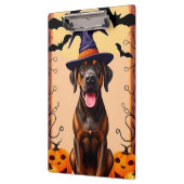 Aardige hond met heksenhoed klembord (Links)