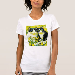 Aardige katten die in een veld met madeliefjes zit t-shirt