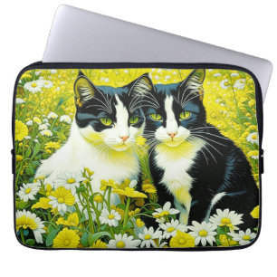 Aardige katten zittend in een veld met madeliefjes laptop sleeve
