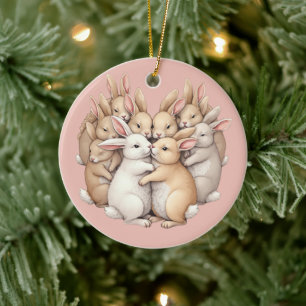 Aardige Konijnen in een Gezellige Pastel Knuffel I Keramisch Ornament