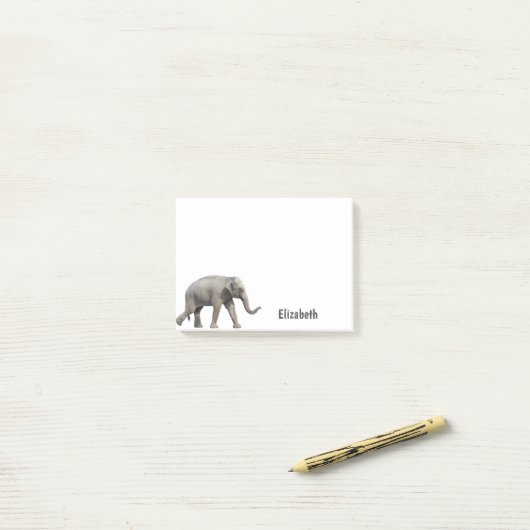 Aardige olifant met gepersonaliseerde naam post-it® notes (Op bureau)