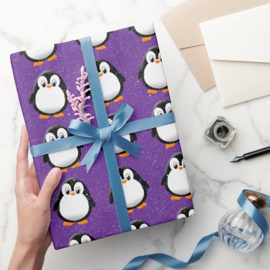 Aardige pinguïn cartoon aangepaste winter paars cadeaupapier (Geschenken)