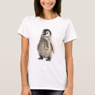Aardige pluizige pinguïnkuiken in een warme sjaal t-shirt