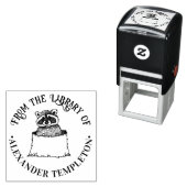 Aardige wasbeer in boomstronk ronde bibliotheek bo  zelfinktende stempel (In situ)