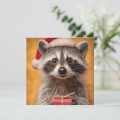 Aardige wasbeer met een kerstmanhoed die een cadea feestdagenkaart (Staand voorkant)