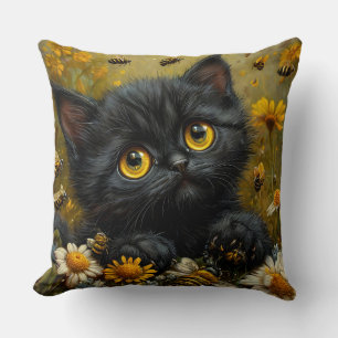 Aardige zwarte kitten tussen bloemen kussen