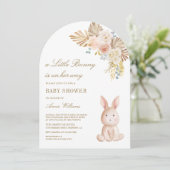 Aardse Floral Boho Bunny Rabbit Arch Baby shower Kaart (Staand voorkant)