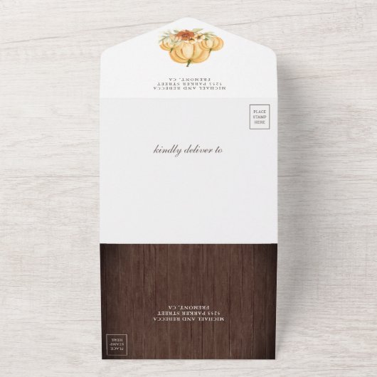 Aardse Floral Botanische pomkin Barn Wood Weddensc All In One Uitnodiging (Buitenkant)