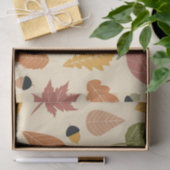 Aardse herfstbladeren met eikels op beige tissuepapier (Geschenk)