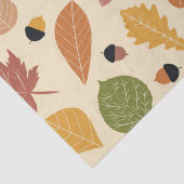 Aardse herfstbladeren met eikels op beige tissuepapier (Detail)