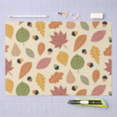 Aardse herfstbladeren met eikels op beige tissuepapier (Craft)