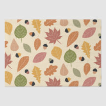 Aardse herfstbladeren met eikels op beige