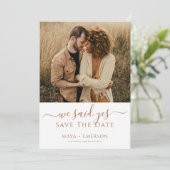 Aardse Rustieke Trouwfoto Save The Date (Staand voorkant)