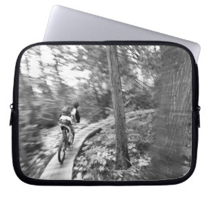 Aaron Rodgers mountainbiken op de Stairway to Laptop Sleeve