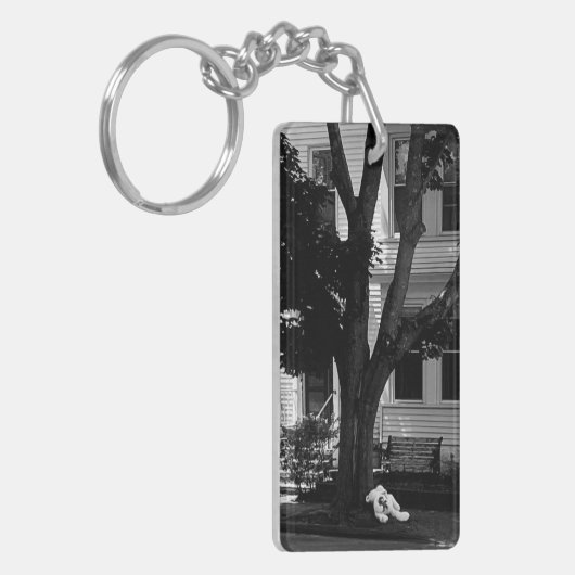 Abandoned Stuffed Teddy Bear Under Tree Sleutelhanger (Voorkant Links)