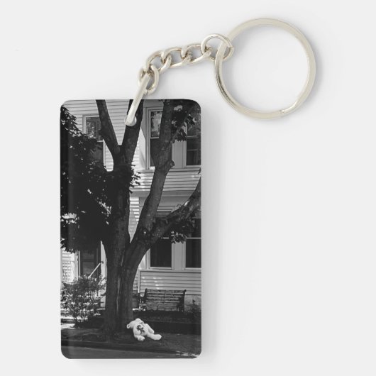 Abandoned Stuffed Teddy Bear Under Tree Sleutelhanger (achterkant)